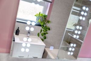 Family Bathroom/WC- click for photo gallery